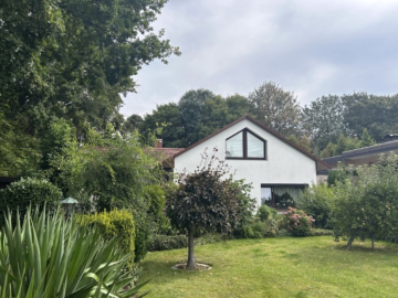 Erbpachtgrundstück: Haus am Fluss in Buschkämpen - Straßenansicht (40291)