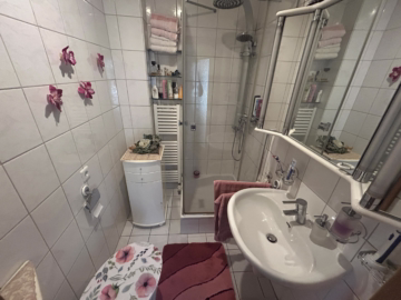 Erbpachtgrundstück: Haus am Fluss in Buschkämpen - innenliegendes Duschbad (40274)