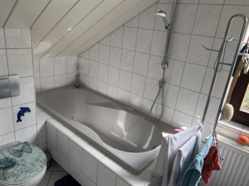 Erbpachtgrundstück: Haus am Fluss in Buschkämpen - Wannenbadezimmer DG (40283)