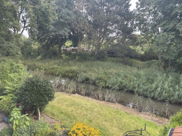 Erbpachtgrundstück: Haus am Fluss in Buschkämpen - Blick vom Balkon Richtung Terrasse (40286)