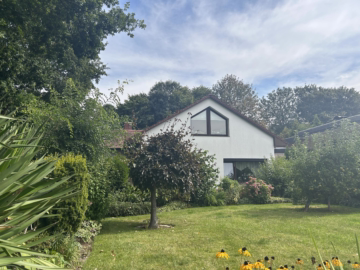 Erbpachtgrundstück: Haus am Fluss in Buschkämpen - Straßenansicht (40290)