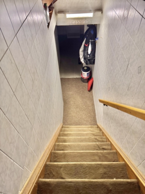 Die perfekte Alternative zur Wohnung - Treppe in das Kellergeschoss (51774)