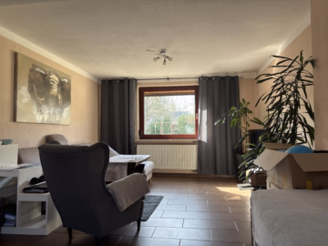 Möbelwagen, Einziehen, Wohlfühlen – Reihenhaus - Wohnzimmer (48750)