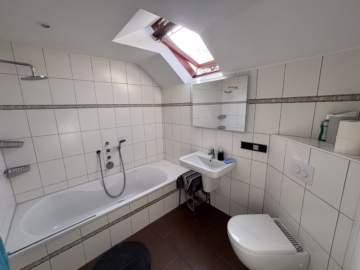 Möbelwagen, Einziehen, Wohlfühlen – Reihenhaus - Badezimmer (48755)