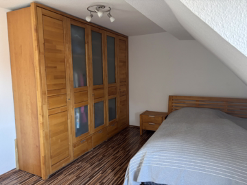 Möbelwagen, Einziehen, Wohlfühlen – Reihenhaus - Schlafzimmer 1 DG Ansicht 2 (48759)