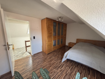 Möbelwagen, Einziehen, Wohlfühlen – Reihenhaus - Schlafzimmer DG (48760)