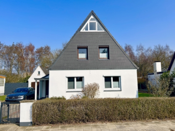 Attraktives Einfamilienhaus mit viel Platz - Vorderansicht (46238)