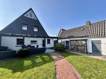 Attraktives Einfamilienhaus mit viel Platz - Hinteransicht (46241)