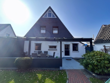 Attraktives Einfamilienhaus mit viel Platz - Hinteransicht (46242)
