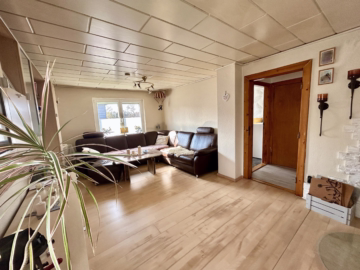 Attraktives Einfamilienhaus mit viel Platz - Wohnzimmer (46251)