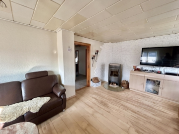 Attraktives Einfamilienhaus mit viel Platz - Wohnzimmer (46257)