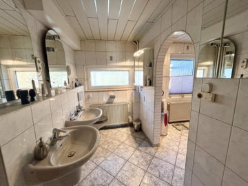 Attraktives Einfamilienhaus mit viel Platz - Badezimmer (46253)