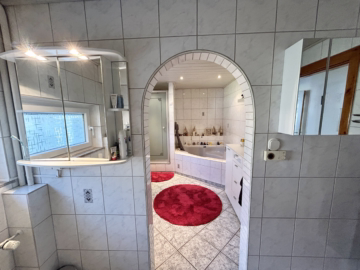 Attraktives Einfamilienhaus mit viel Platz - Badezimmer (46254)