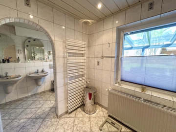 Attraktives Einfamilienhaus mit viel Platz - Badezimmer (46256)