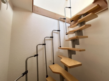 Attraktives Einfamilienhaus mit viel Platz - Treppenaufgang zum Spitzboden (46262)
