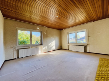 Herrlich großes Grundstück mit EFH und 2 Garagen - EG Wohnzimmer (57619)