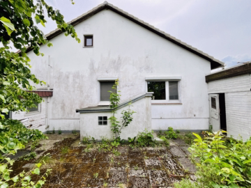 Herrlich großes Grundstück mit EFH und 2 Garagen - Terrassenbereich (57604)