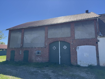 „Rohdiamant“ in idyllischer Lage am Ortsrand - Scheune/Stall Straßenansicht (49713)