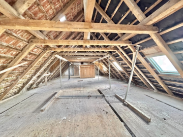 „Rohdiamant“ in idyllischer Lage am Ortsrand - Wohnhaus Dachgeschoss (49744)