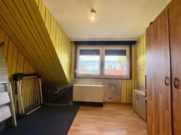 Bokel: EFH mit Nebengebäude und großem Garten - DG Zimmer 1 (64903)