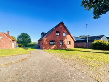 Bokel: EFH mit Nebengebäude und großem Garten - Straßenansicht (64887)