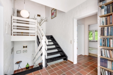 Einzigartiges Angebot: Architektenhaus am Südhang - Treppenaufgang (62235)