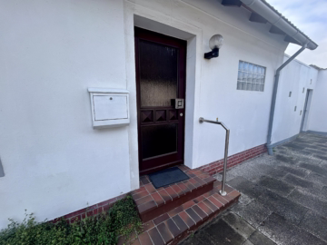 Einfamilienhaus mit großem Grundstück - Eingang (37205)