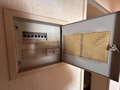 Großzügige 5-Zimmer-Eigentumswohnung - Elektrik (85528)