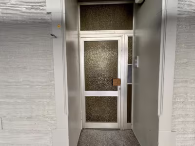 Großzügige 5-Zimmer-Eigentumswohnung - Hauseingang (85502)