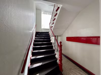 Großzügige 5-Zimmer-Eigentumswohnung - Treppenhaus (85504)