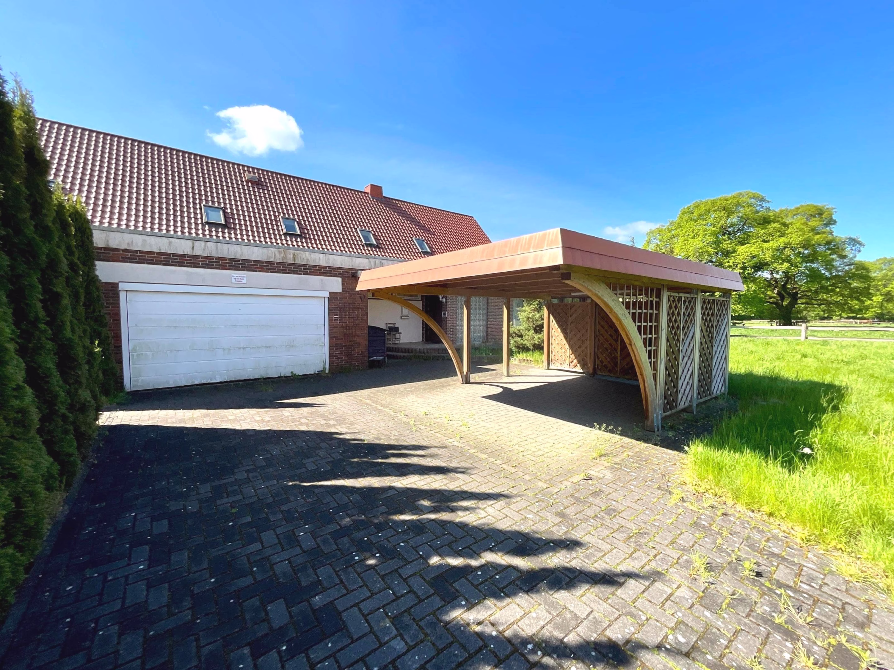 Auffahrt mit Garage und Carpor