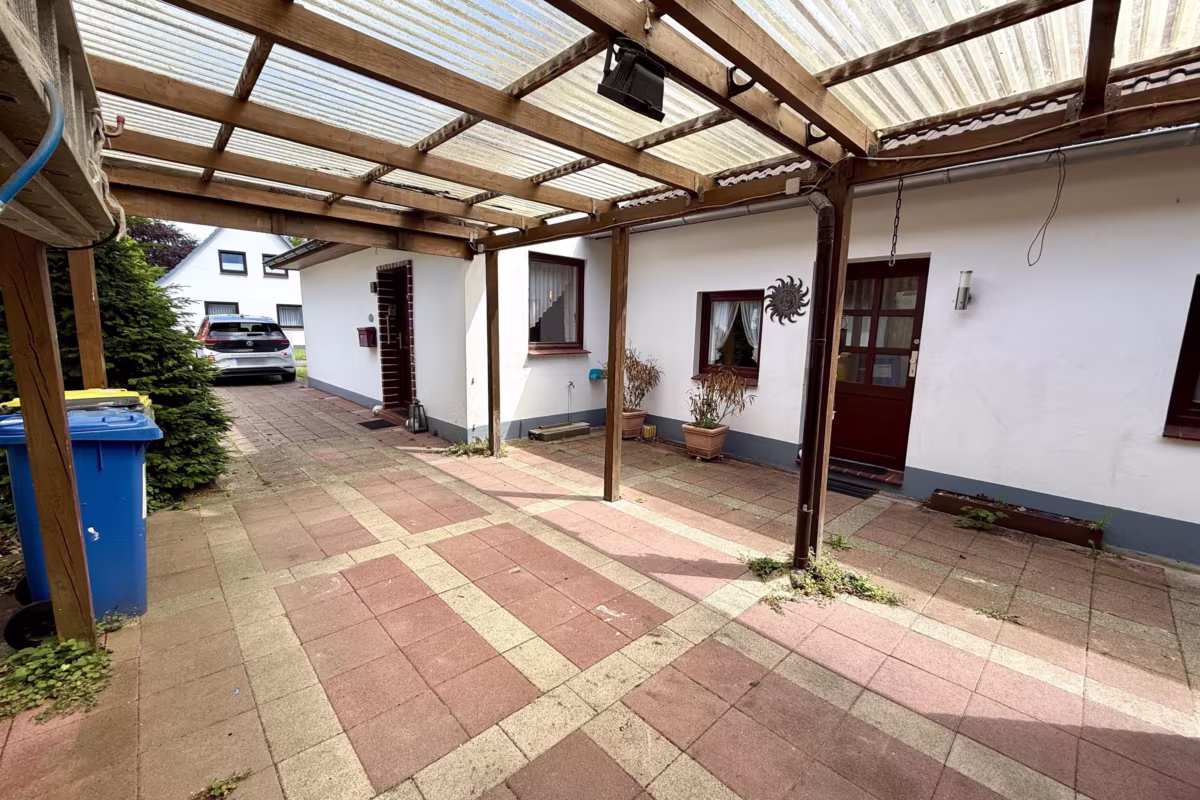 Hauseingang und Carport