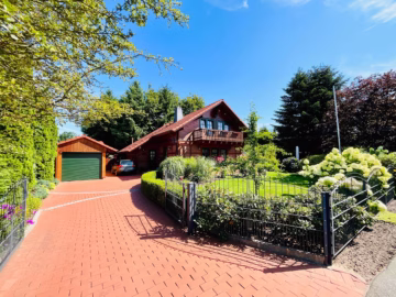 Beeindruckend: Fachwerkhaus mit idyllischem Garten - Straßenansicht (77136)