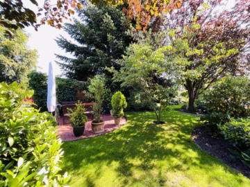 Beeindruckend: Fachwerkhaus mit idyllischem Garten - Gartenparadies mit Sitzecke (77150)