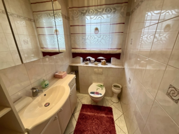 Familienhaus mit großem Garten - Gäste-WC (47719)