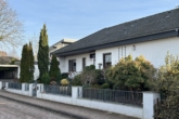 Straßenansicht - Familienhaus mit großem Garten
