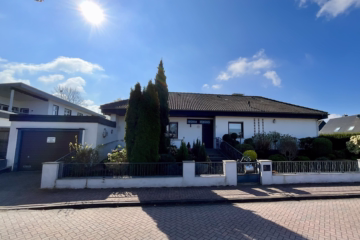 Familienhaus mit großem Garten - Straßenansicht (47699)