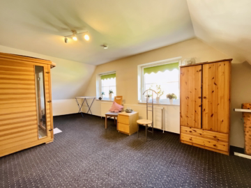 Top Wohnlage: Ihr neues Zuhause mit kleinem Garten - DG Zimmer 2 (49395)