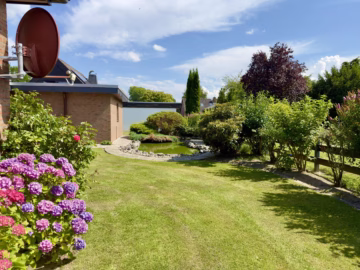 Ihr Wohntraum: Bungalow in begehrter Ruhelage - Blick in den Garten (70698)