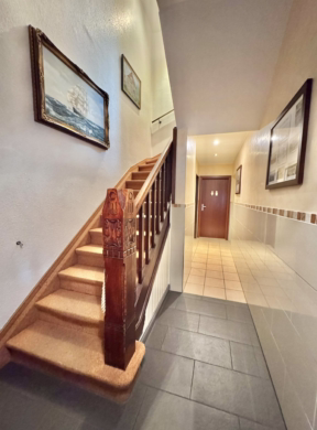 Viel Raum für Ihre Träume - Treppe in das Obergeschoss (42445)