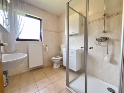 Seltenes Angebot: Zwei Bungalows – ein Preis! - 2a: Duschbad (81607)