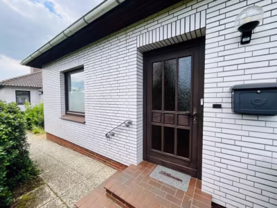 Seltenes Angebot: Zwei Bungalows – ein Preis! - 2a: Hauseingang (81600)