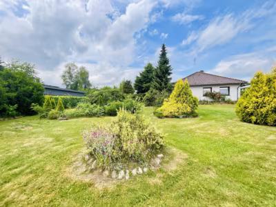 Seltenes Angebot: Zwei Bungalows – ein Preis! - 2: Gartenansicht (81593)
