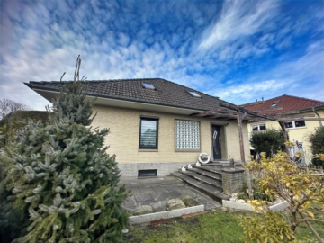 Exklusive Immobilie Nähe Speckenbüttler Park - Straßenansicht (44349)