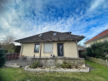 Exklusive Immobilie Nähe Speckenbüttler Park - Frontansicht (44350)