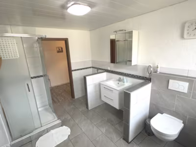 Charmantes Anwesen Nähe Speckenbüttler Park - OG Badezimmer (81455)