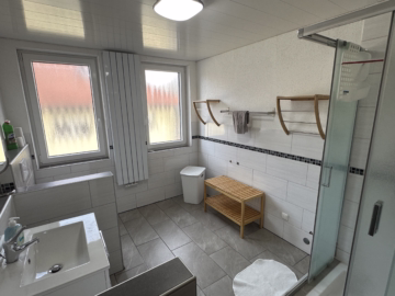 Exklusive Immobilie Nähe Speckenbüttler Park - OG Badezimmer (44366)