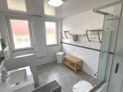 Charmantes Anwesen Nähe Speckenbüttler Park - OG Badezimmer (81456)