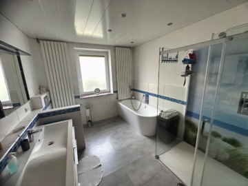 Exklusive Immobilie Nähe Speckenbüttler Park - EG Badezimmer (44360)