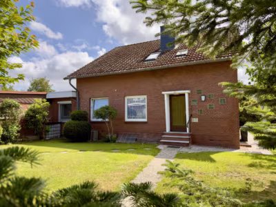 Vielseitiges Immobilien-Duo - Frontansicht Haupthaus (80551)